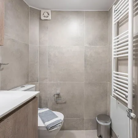 Chic 2br With Balcony Apartment