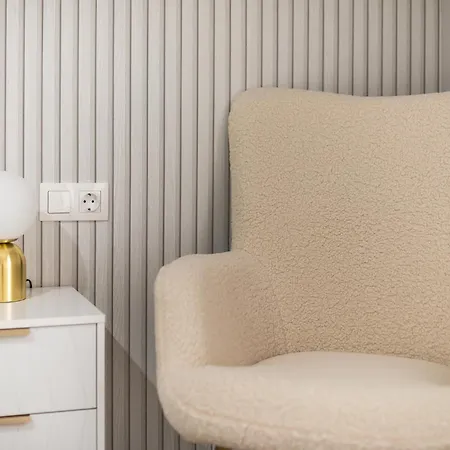 Chic 2br With Balcony Apartment *
