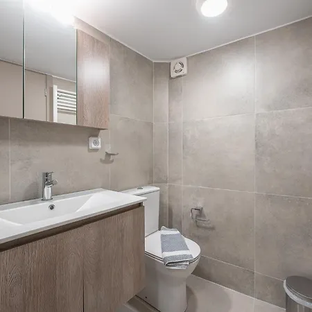 Chic 2br With Balcony Apartment *